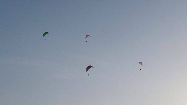 Parapentes en el cielo